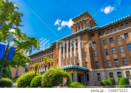 神奈川県横浜市 青空と緑に映える神奈川県庁本庁舎 136673225