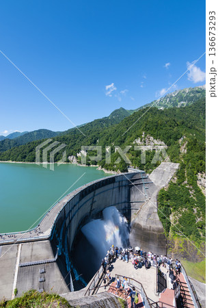 放水する黒部ダム 136673293