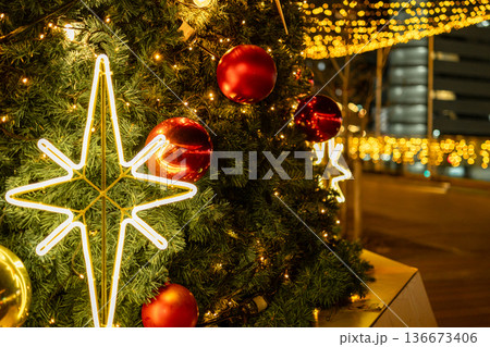 クリスマスツリー装飾のクローズアップとイルミネーション夜景(冬イベント) クリスマスツリー装飾のクローズアップとイルミネーション夜景(冬イベント) 136673406