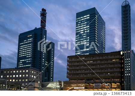 夕暮れの都市高層ビルと駅前風景(オフィス街・都市景観) 夕暮れの都市高層ビルと駅前風景(オフィス街・都市景観) 136673413