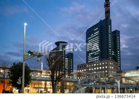 夕暮れの都市高層ビルと駅前風景(オフィス街・都市景観) 夕暮れの都市高層ビルと駅前風景(オフィス街・都市景観) 136673414