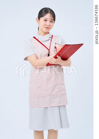 白衣とエプロンを着た若い女性 136674586