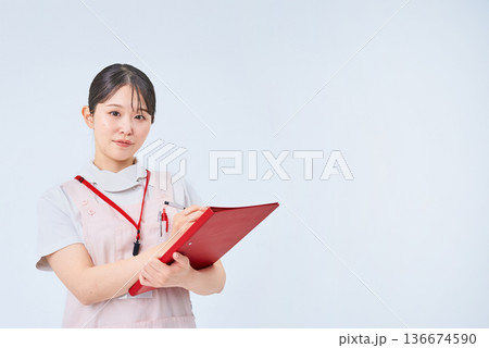 白衣とエプロンを着た若い女性 136674590