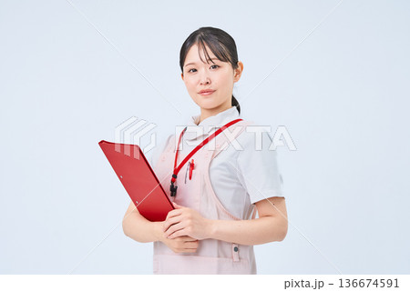 白衣とエプロンを着た若い女性 白衣とエプロンを着た若い女性 136674591
