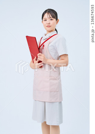 白衣とエプロンを着た若い女性 白衣とエプロンを着た若い女性 136674593