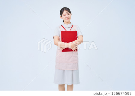 白衣とエプロンを着た若い女性 白衣とエプロンを着た若い女性 136674595
