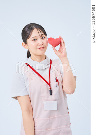 白衣とエプロンを着た若い女性 136674601