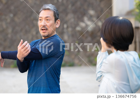 運動する男女 136674756