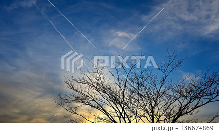 夕暮れ時の空 136674869