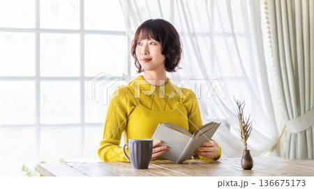 読書をする女性 136675173