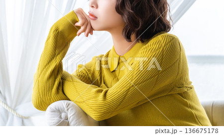 ソファに座って考える女性 ソファに座って考える女性 136675178