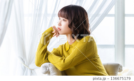 ソファに座って考える女性 ソファに座って考える女性 136675179