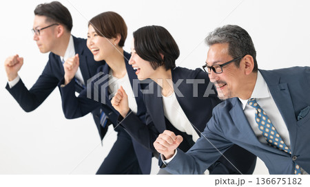 働く人々 136675182