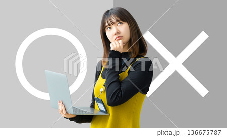 マルかバツか、どちらか考える女性 マルかバツか、どちらか考える女性 136675787