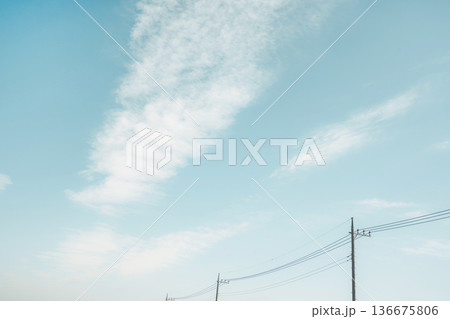 電柱と電線と青空（コピースペースあり） 136675806