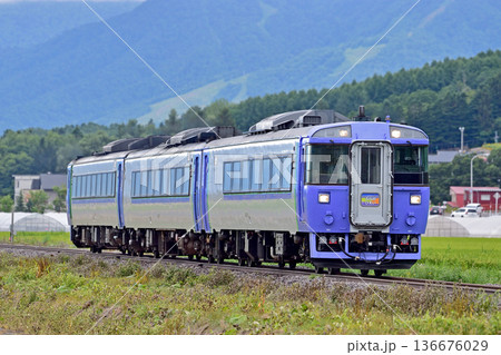 富良野線 西中-ラベンダー畑 JR北海道 キハ183系 ふらのびえい 富良野線 西中-ラベンダー畑 JR北海道 キハ183系 ふらのびえい 136676029