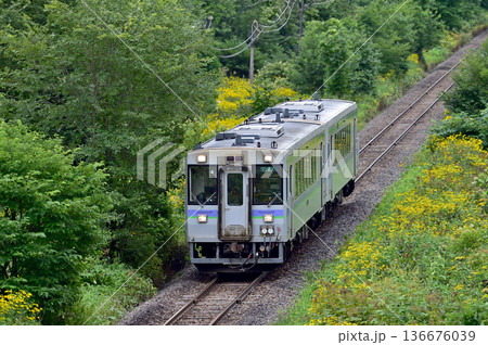 富良野線　美馬牛－美瑛　JR北海道　キハ150-4+キハ150-3（旭川） 136676039