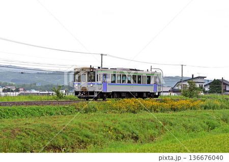 富良野線　西瑞穂－西聖和　JR北海道　キハ150-10（旭川） 136676040