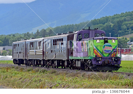 富良野線 西中-ラベンダー畑 JR北海道 DE15-1535(旭川)+510系 富良野・美瑛ノロッコ 富良野線 西中-ラベンダー畑 JR北海道 DE15-1535(旭川)+510系 富良野・美瑛ノロッコ 136676044