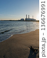 静かな砂浜の夕暮れと海岸沿いの火力発電所 静かな砂浜の夕暮れと海岸沿いの火力発電所 136676991