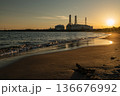 静かな砂浜の夕暮れと海岸沿いの火力発電所 静かな砂浜の夕暮れと海岸沿いの火力発電所 136676992