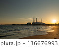 静かな砂浜の夕暮れと海岸沿いの火力発電所 静かな砂浜の夕暮れと海岸沿いの火力発電所 136676993