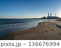 静かな砂浜の夕暮れと海岸沿いの火力発電所 静かな砂浜の夕暮れと海岸沿いの火力発電所 136676994
