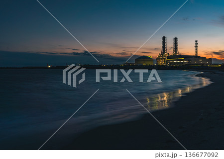 砂浜に残る足跡と海辺の工業風景 宮城県七ヶ浜町 砂浜に残る足跡と海辺の工業風景 宮城県七ヶ浜町 136677092