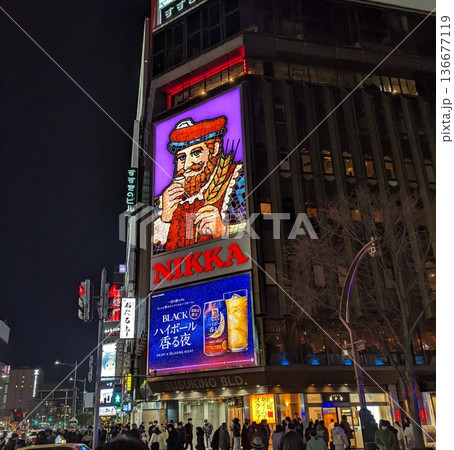 すすきのの夜の看板 すすきのの夜の看板 136677119