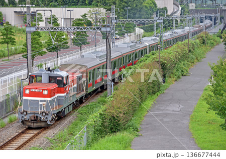 東海道本線　桜木町－東高島　JR貨物　DE10-1666＋東急5050系　甲種輸送 136677444