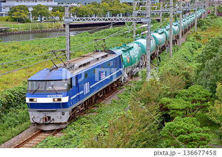 東海道本線　東高島－桜木町　JR貨物　EF210-106（吹田） 136677458