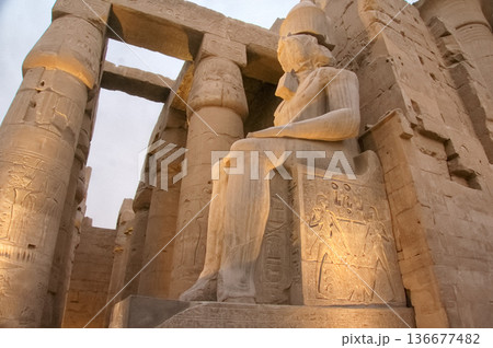 ルクソール神殿の威厳あるラムセス2世坐像 136677482