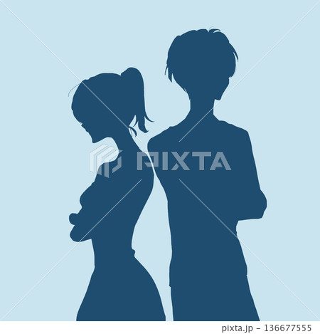 背中合わせの腕組みした男女　シルエット 136677555