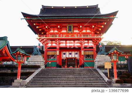 京都府 伏見稲荷大社 楼門(重要文化財) 京都市伏見区深草藪之内町 京都府 伏見稲荷大社 楼門(重要文化財) 京都市伏見区深草藪之内町 136677696
