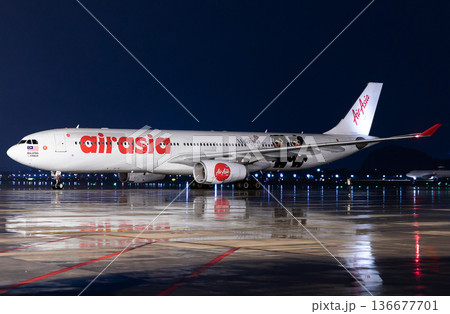 エアアジア航空A330離陸準備 136677701
