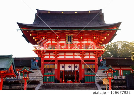 京都府　伏見稲荷大社　楼門（重要文化財） 京都市伏見区深草藪之内町 136677922