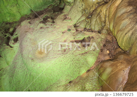 鍾乳洞内部に広がる岩肌の質感 自然の地形テクスチャ 136679725
