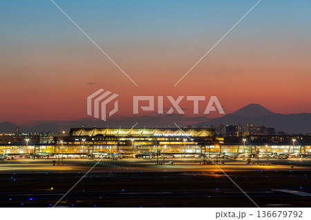 富士山を背景にした夜の羽田空港 136679792