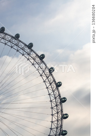 ロンドンアイのカプセルと空_縦 136680284