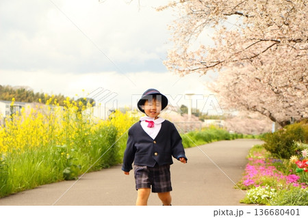 幼稚園の制服を着た幼児　入園式　卒園式 136680401