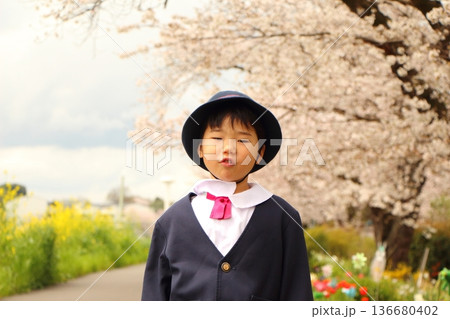 幼稚園の制服を着た幼児 入園式 卒園式 幼稚園の制服を着た幼児 入園式 卒園式 136680402