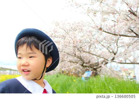 幼稚園の制服を着た幼児　入園式　卒園式 136680505