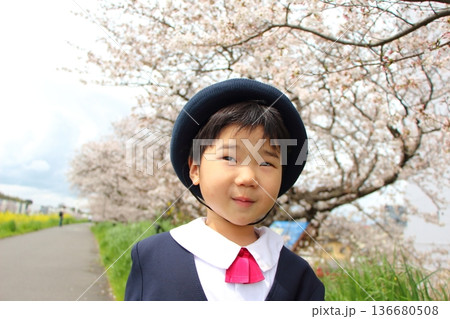 幼稚園の制服を着た幼児 入園式 卒園式 幼稚園の制服を着た幼児 入園式 卒園式 136680508