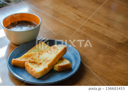 余白たっぷりの木目背景、フレンチトーストと温かい飲み物の朝 136681453