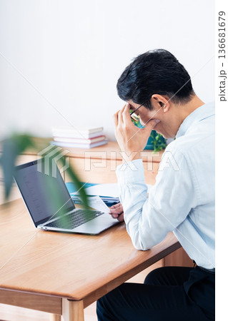 パソコンを操作するミドル男性 136681679