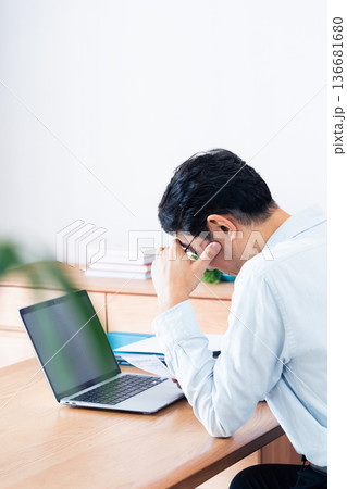 パソコンを操作するミドル男性 136681680