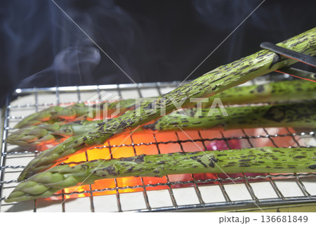 煙り立ち昇る七輪でグリーンアスパラガスを焼く 136681849