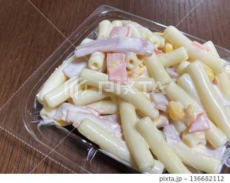 スーパーで買った「マカロニサラダ」 スーパーで買った「マカロニサラダ」 136682112