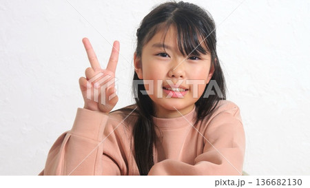 小学生 ピース イメージ 小学生 ピース イメージ 136682130