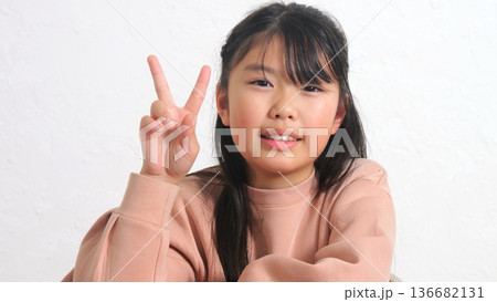 小学生 ピース イメージ 小学生 ピース イメージ 136682131